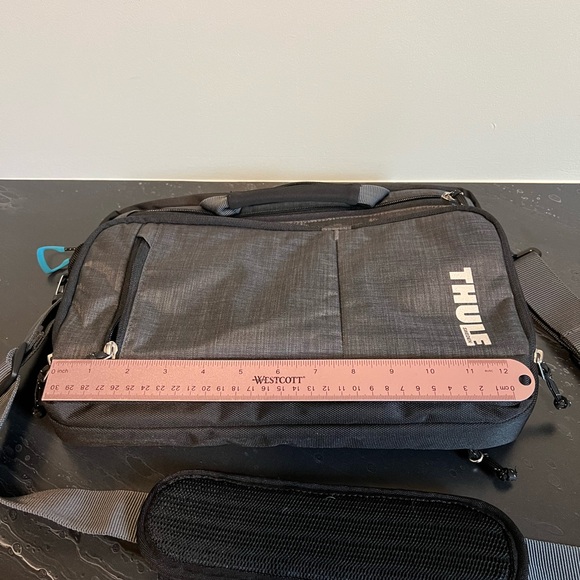 Thule Laptop Travel Bag with many pockets - Picture 7 of 8